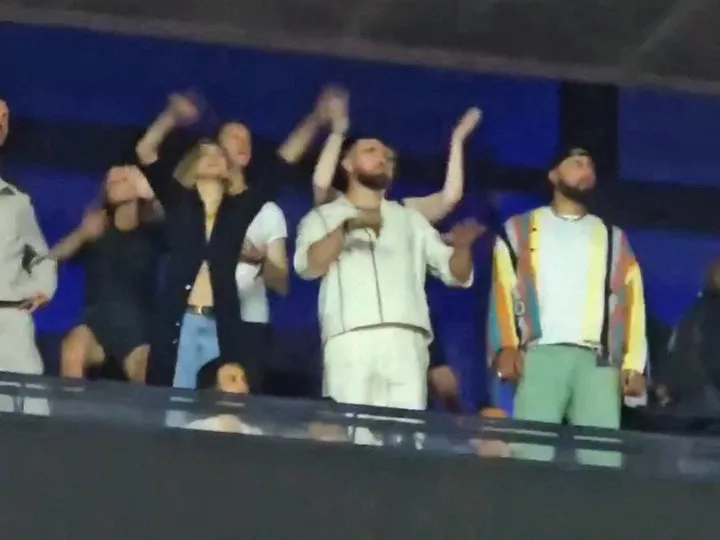 Travis Kelce showed up during Taylor Swift’s final show in Paris to watch her Tortured Poets Department set, and naturally, everyone spent their time watching him watch the musician