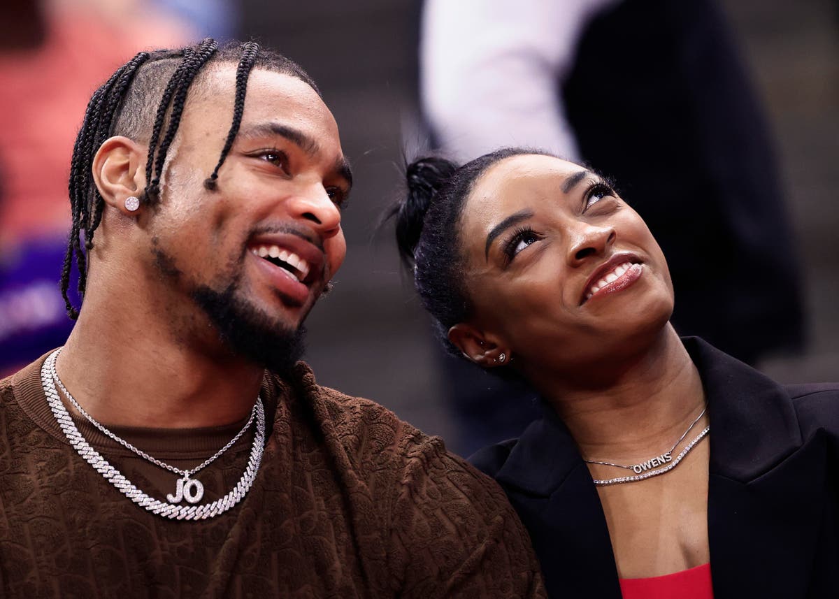 Breaking News: The Olympics Gold Medalist Simone Biles’ husband Jonathan Owens sparks outrage for wearing wife’s gold medal after Olympics win...